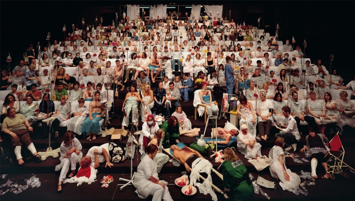 《临时病房》170×300cm C-print 2008